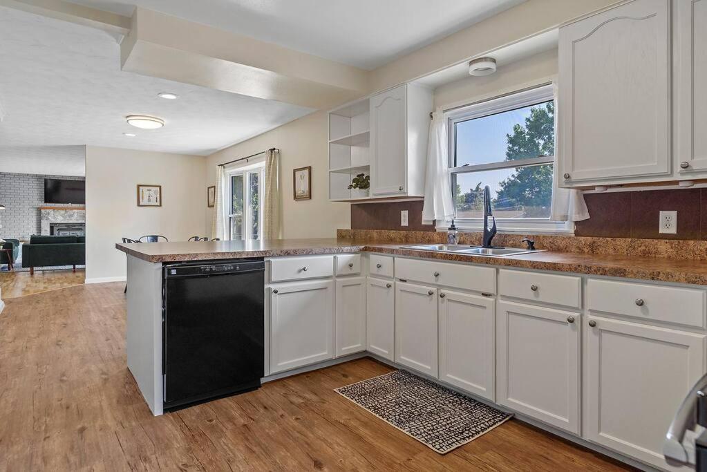 Roomy 5 Bed 3 Bath Fire Place Large Outdoor Space Rapid City Exterior photo